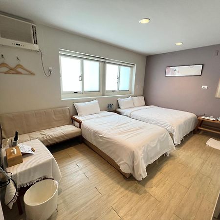Hotel 微趣 Wechill à Tainan Extérieur photo