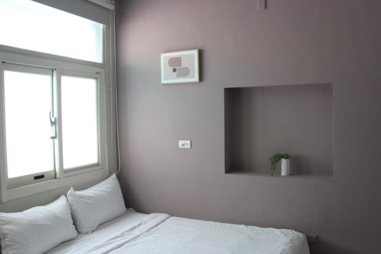 Hotel 微趣 Wechill à Tainan Extérieur photo