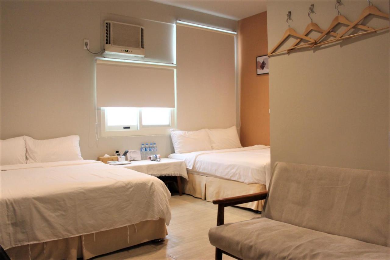 Hotel 微趣 Wechill à Tainan Extérieur photo