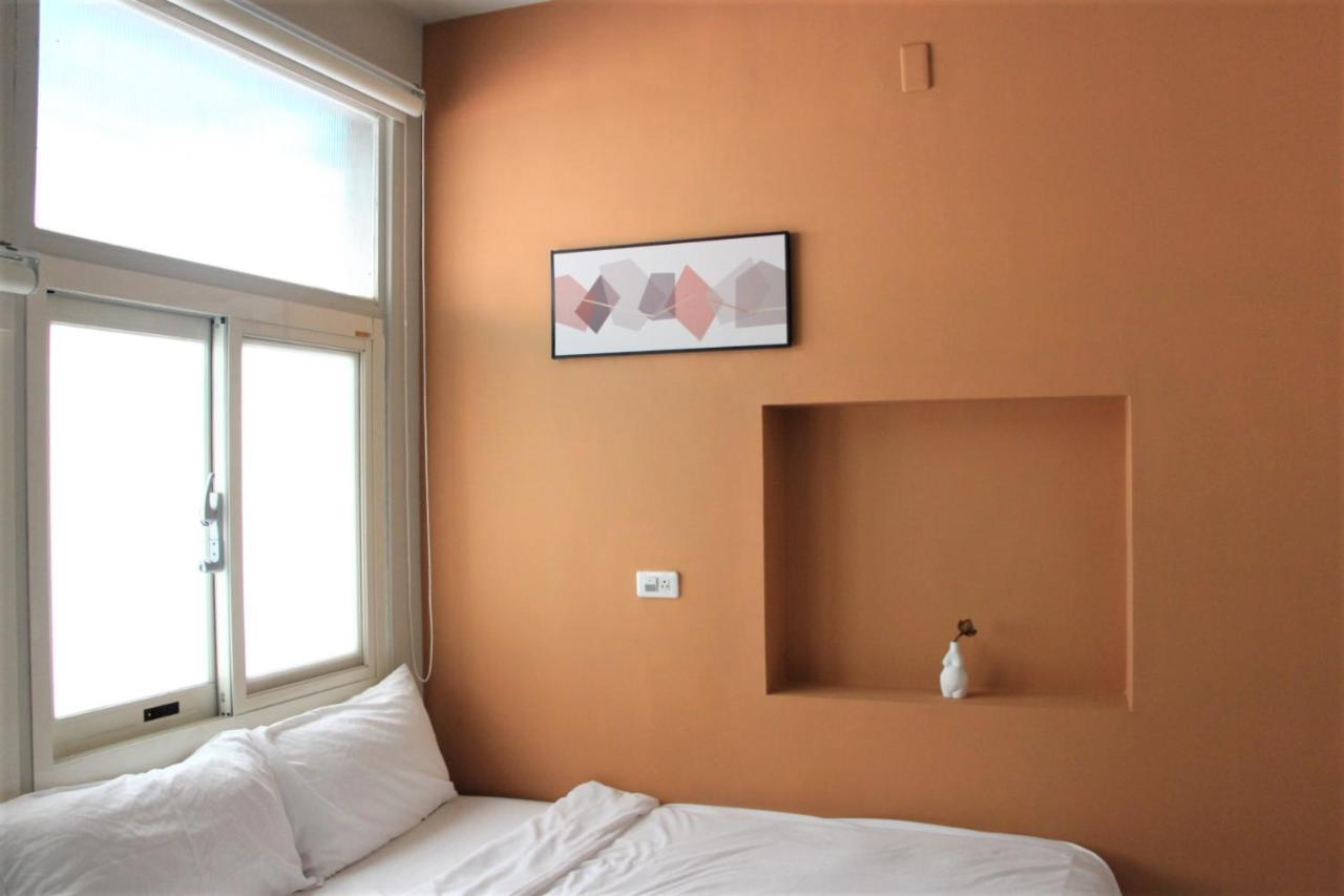 Hotel 微趣 Wechill à Tainan Extérieur photo