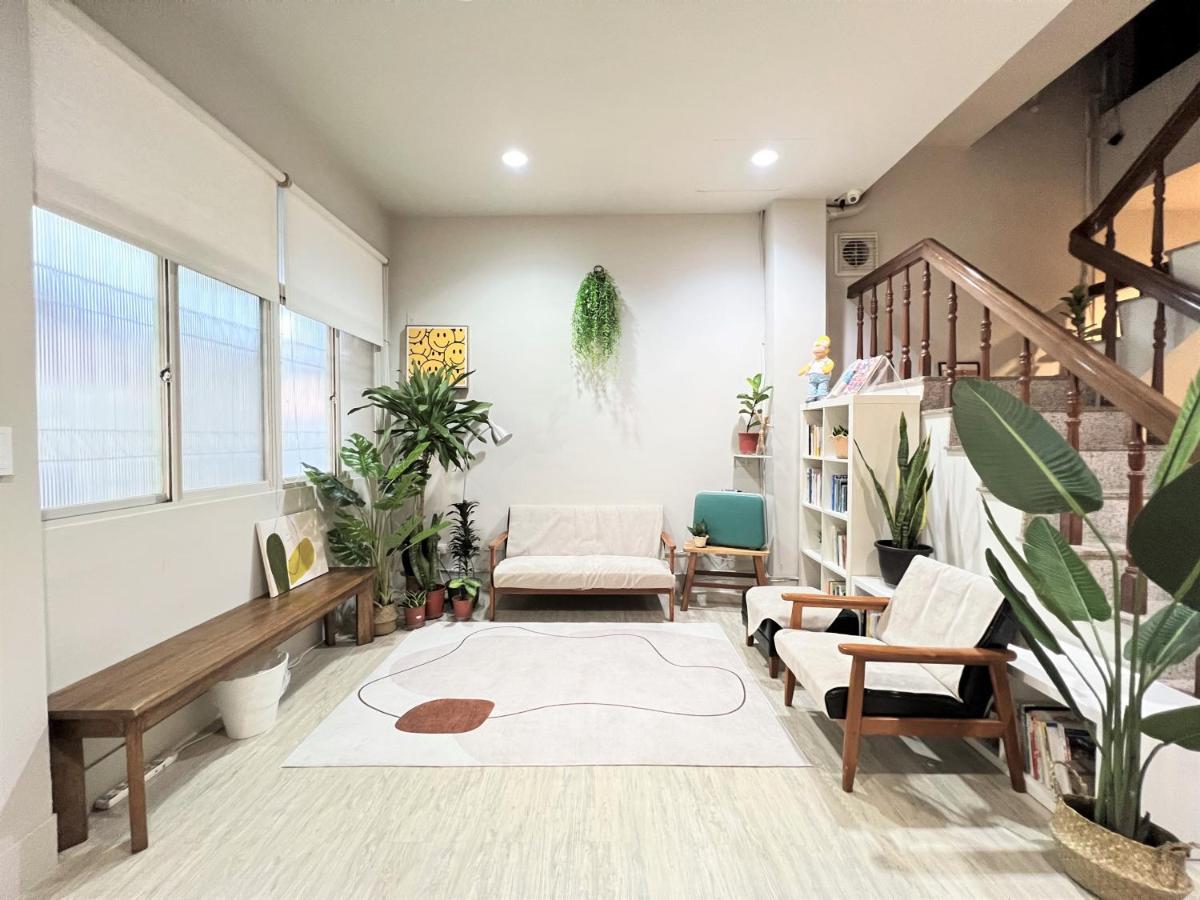 Hotel 微趣 Wechill à Tainan Extérieur photo