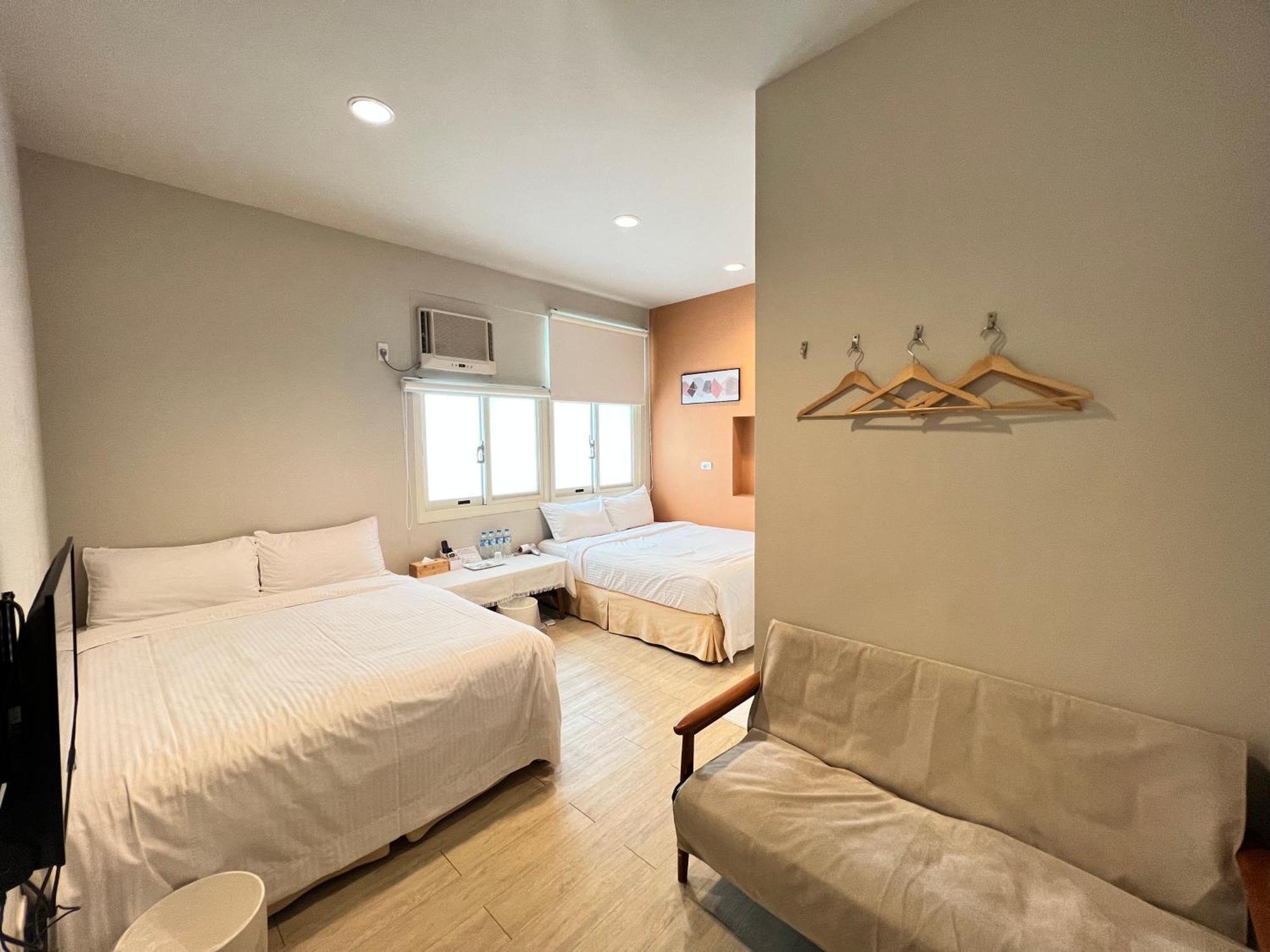 Hotel 微趣 Wechill à Tainan Extérieur photo