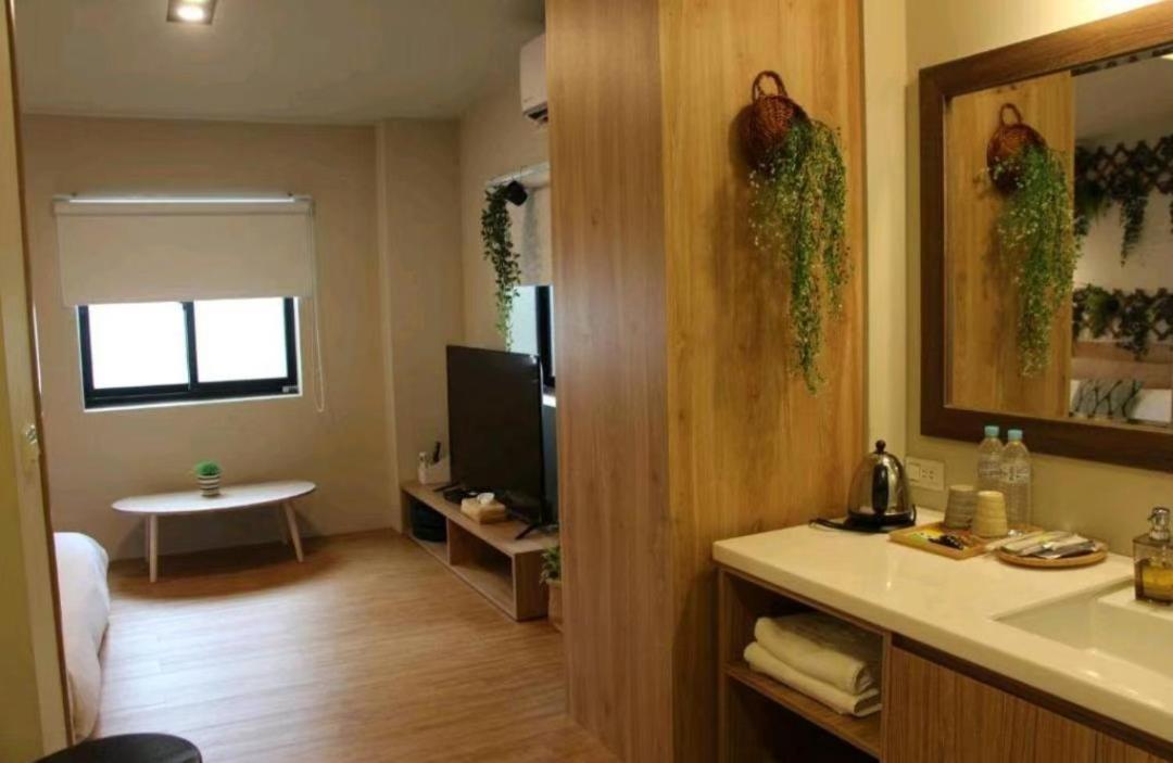Hotel 微趣 Wechill à Tainan Extérieur photo