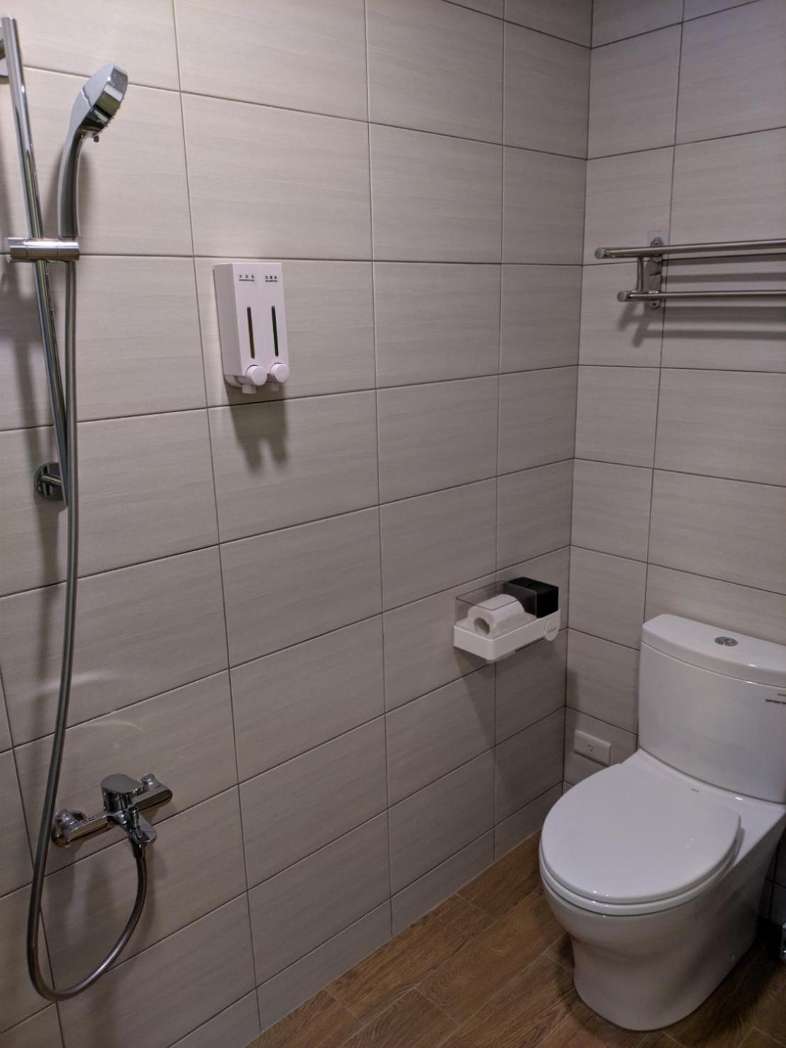 Hotel 微趣 Wechill à Tainan Extérieur photo